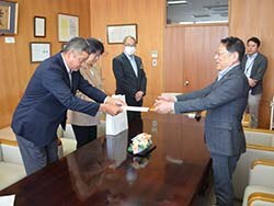 目録を手渡す野溝理事