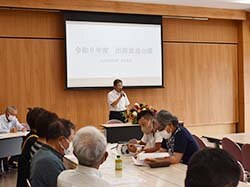 あいさつする木下部会長