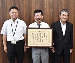 受賞を報告した中村さん（中央）（長野県飯田市で）