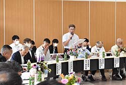 市場関係者と意見交換する部会代表者