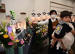 担当者の説明を熱心に聞く見学者