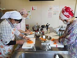 らっきょう酢を使って料理する参加者