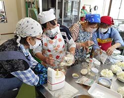 米こうじを使って料理する参加者