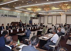 市場情勢を話す（株）なにわ花いちばの代表者
