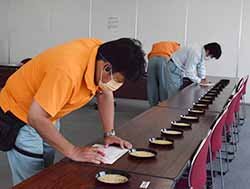 麦類の品位鑑定を行う検査員