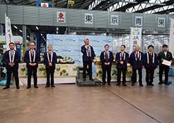 大田市場イベントコーナーであいさつする小平組合長（左から4人目）。3市町村の首長、JA役職員らが並び、管内産農産物をPRした。