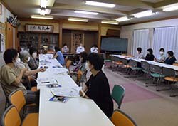 節約術を出し合う生活班員（長野県飯島町で）