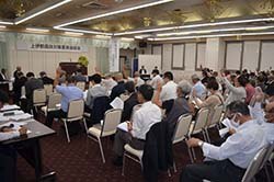 議案に対して挙手で賛成する委員