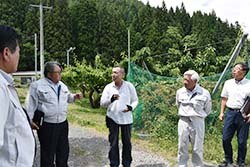 担い手農家（中央）の声を聞く常勤役員ら