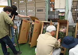出荷物を見て荷造り方法を改めて確認