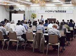 情勢や要望を伝える市場担当者