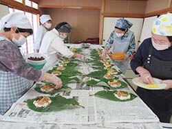参加者で楽しく作った朴葉寿司