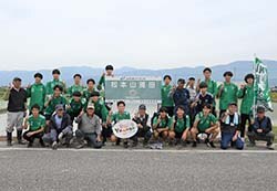 田植えをする選手と従業員
