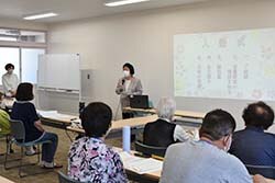 挨拶を述べる池田理事長（中央）