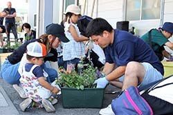 寄せ植えを楽しむ参加者