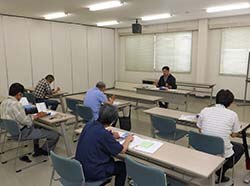 説明を受ける受講生