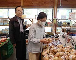 買い物を楽しむ小嶋さん夫妻