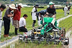 ウィードマンの実演を見学する参加者（6月13日、佐久市の圃場で）