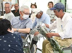 出荷物を確認する生産者