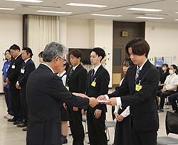 小平組合長から辞令を受ける新入職員