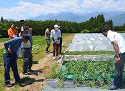 自らの圃場と比較しながら話を聞く出席者