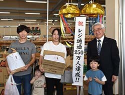 立石さん家族と宮澤組合長（右）