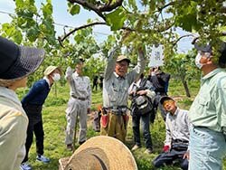 房切りの説明を行う姫野さん（中央）