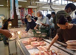 お目当ての牛肉を選ぶ来店者