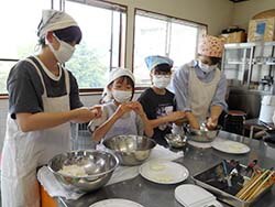 五平餅を作る参加者たち