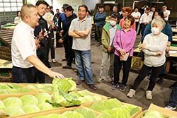 規格を確認する生産者ら