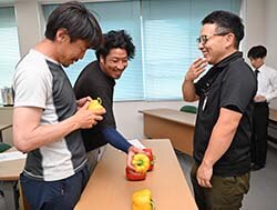 出荷規格を確認する生産者