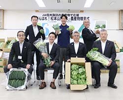 JA信州諏訪本所で行われた農産物贈呈式