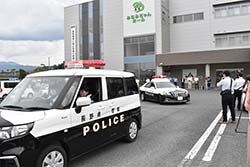 巡回へ出発するパトカー
