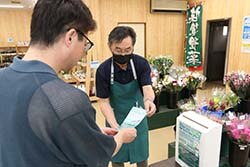 キャンペーンについて説明するJA職員