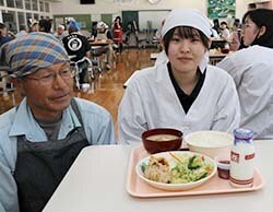 生徒を暖かく見守る福島さん