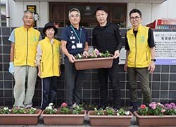 できあがったプランターを玉川地区コミュニティセンターの伊藤所長（右から3人目）に届けたJA役職員
