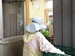 野菜を納品する女性部員
