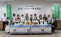 委嘱を受けた「美味しさとどけ隊」のメンバーとJA役職員ら