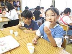3種のりんごジュースを飲み比べる児童