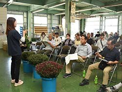 収穫の目安や草姿の整え方などを説明