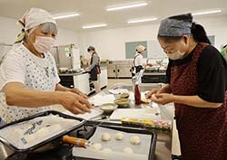 「簡単パン」と「ソーセージパン」を作る部員