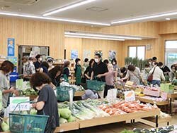 開店と同時に店内に溢れる買い物客（長野県諏訪市で）