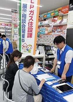 職員に相談しながら、家電を選ぶ来場者