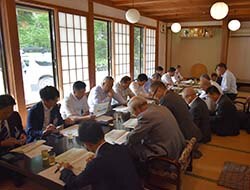 意見を交わす市場関係者ら