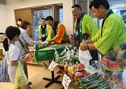 販売対応する青壮年部員ら