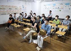 横浜税関資料展示室で税関の成り立ちや役割を学ぶ参加者