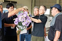 出荷規格を確認する生産者ら