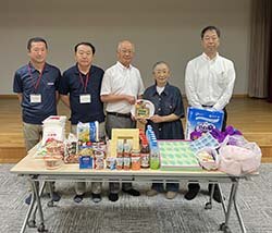 原村社会福祉協議会に品物を届けた女性部原村ブロックの森さん（右から2番目）ら