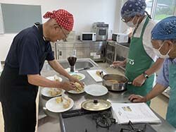 チームプレーで郷土料理作りを楽しむ受講生（長野県茅野市で）