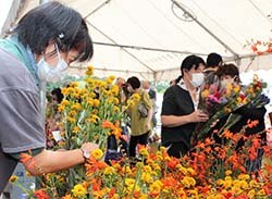 花を買い求める利用者